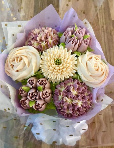 Cupcake Bouquet Tutorial, Flower Cupcake Cake, Easter Cupcakes Easy, Cupcake Flower Bouquets, Cupcakes Flores, Cake Bouquet, Cupcake Bouquets, Designer Cakes, Cupcake Cake Designs