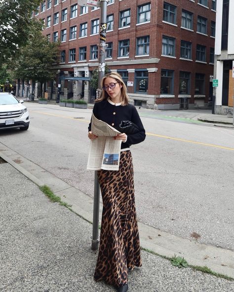 Leopard print is here to stay 👏🏻🐆 . Cardigan & skirt @commense.official code mel_12 Cheetah Midi Skirt Outfit, Cardigan Outfit Skirt, Leopard Maxi Skirt Outfit, Leopard Print Cardigan Outfit, Leopard Cardigan Outfit, Commense Official, Leopard Print Skirt Outfit, Leopard Skirt Outfit, Leopard Maxi Skirts