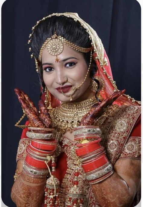 Sadi Pose Indian Fashion, New Dulhan Pose, Wedding Dulhan Pose, Single Pose, Bride Groom Poses, Indian Bride Poses, Indian Bride Photography Poses, Indian Wedding Poses, Bride Photos Poses