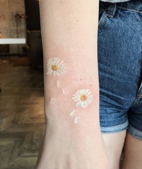 Best White Tattoo ideas (Softest and Prettiest!) Tattoo Fairy, Botanisches Tattoo, White Ink Tattoo, Daisy Tattoo, Tattoos Geometric, Tiny Tattoo, Dainty Tattoos, Aesthetic Tattoo, White Tattoo