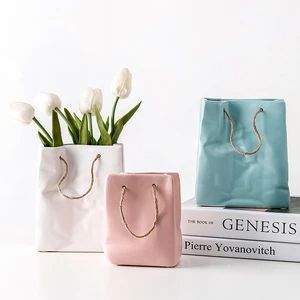 Paper Bag Flowers, Bag Vase, Vase Transparent, Vase Noir, Interior Color Schemes, Centerpiece Table, Basket Design, Keramik Vase, Table Vases