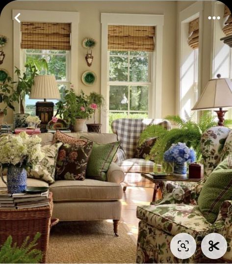 Salon Art Deco, Lots Of Plants, English Cottage Decor, Cottage Living Rooms, Cottage Interiors, Country Living Room, Cottage Living, Home Fashion, Living Room Inspiration