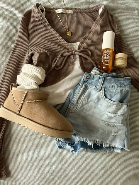 ugg minis outfit ☕️ Check more at https://beautyfashionideas.com/uncategorized/ugg-minis-outfit-%e2%98%95%ef%b8%8f/ Brown Sweater With Jeans, Ugg Mini Outfit, Ugg Minis, Uggs Outfits, Mini Outfit, Casual Preppy Outfits, Outfit Check, Trendy Outfits For Teens, Fall Inspo