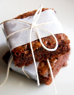 Cute way to serve brownies How To Serve Brownies, Brownies Packaging Ideas Diy, Brownie Packaging Ideas, Special Brownies, Brownies Decorados, Brownie Packaging, Bake Sale Packaging, Baking Packaging, Cake Packaging