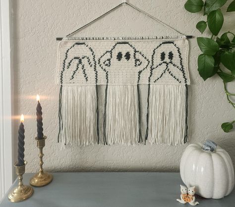 Crochet Ghost Wall Hanging, Ghost Crochet Tapestry, Halloween Crochet Tapestry, Crocheted Tapestry, Crochet Pour Halloween, Christmas Tapestry, Tapestry Curtains, Crochet 101, Graph Crochet