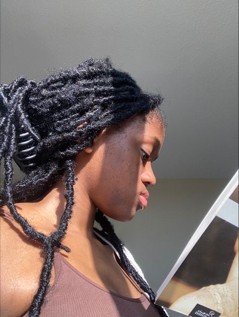 Locs Claw Clip, Reader Aesthetic, Claw Clip Hair, Dreadlock Style, Classic Book, Jane Eyre, Girl Reading, Claw Clips, Clip Hair