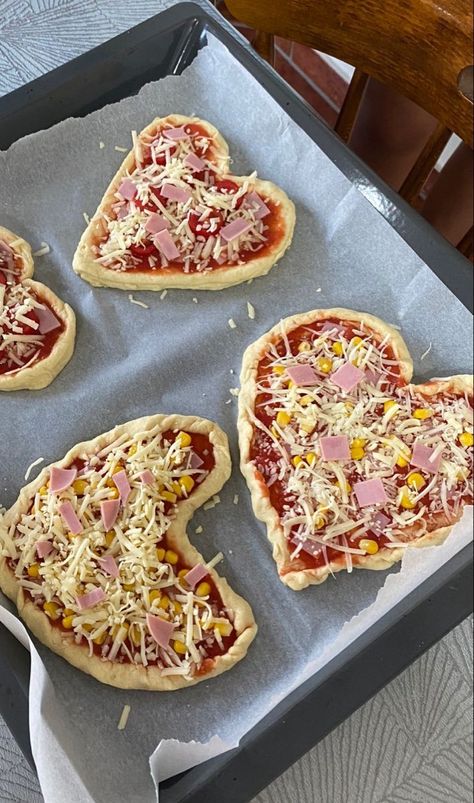 Lunch Food Ideas, Shaped Pizza, Heart Shaped Pizza, Aesthetic Birthday, Birthday Lunch, Pizza Day, Lunch Food, Sweet Snacks Recipes, Healthy Sweets Recipes