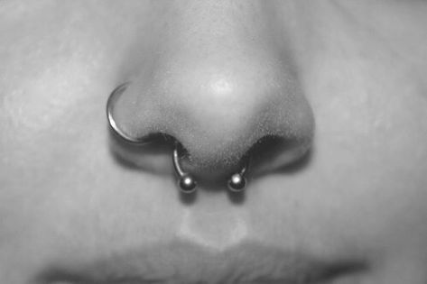 Piercing Bump, Septum Nostril, Piercing Nostril, Piercings Bonitos, Cute Nose Piercings, Septum Piercing Jewelry, Pretty Ear Piercings, Piercing Septum, Face Piercings