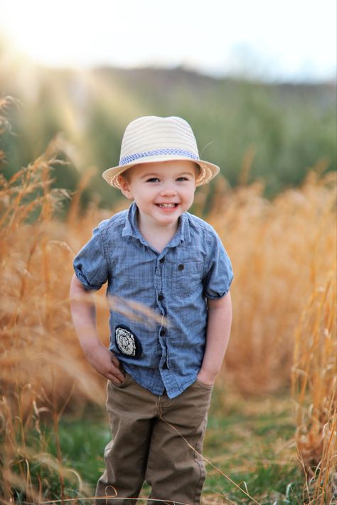 Little Boy Photoshoot Ideas, Little Boy Poses Photography, Sunset Picture Ideas, Toddler Boy Photography, Sibling Photoshoot, Summer Golden Hour, Boys Garden, Boys Picture