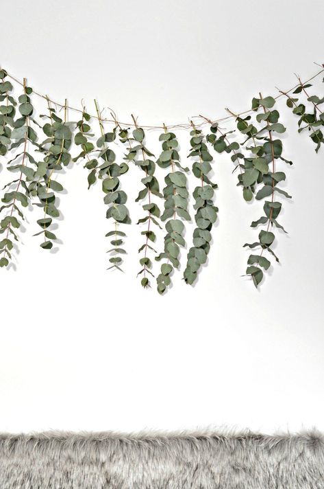 Diy Eucalyptus Garland, Diy Eucalyptus, Eucalyptus Garland, Shower Bebe, Eucalyptus Wedding, Artificial Silk Flowers, Wedding Centerpieces Diy, Diy Garland, Easy Christmas Crafts