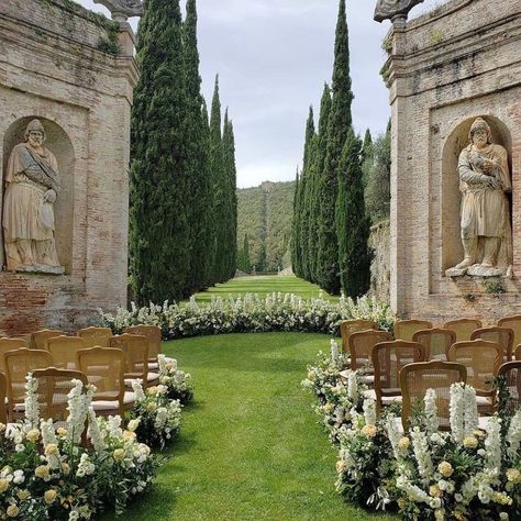 Italian Wedding Aisle, Classy Traditional Wedding, Classy Outside Wedding, Wedding Aisle Aesthetic, Wedding Aisle Outside, Manifest Wedding, Estate Wedding Venues, Outdoor Wedding Aisle, Wedding Aisles