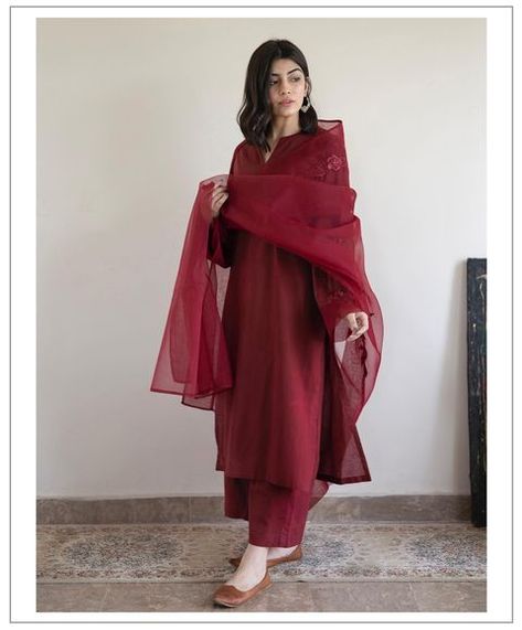 DYOT (@dyot.pk) • Instagram photos and videos Oasis Bedroom, Simple Dress Casual, Simple Kurti Designs, Desi Fashion Casual, Casual Indian Fashion, Pakistani Fancy Dresses, Modest Dresses Casual, Salwar Kamiz, Simple Pakistani Dresses