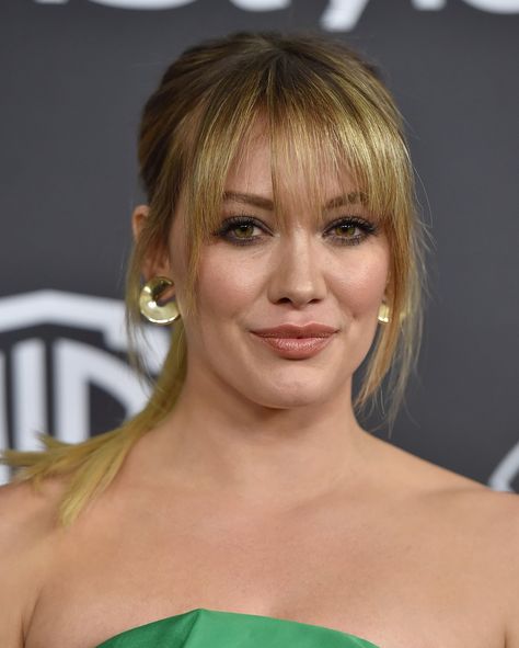 45 Celebrity Bangs You'll Want to Save For Hair Inspiration ASAP Hilary Duff Bangs, Weave Ponytails With Bangs, Styling Hairstyles, Ponytail Inspiration, Hilary Duff Hair, Celebrity Bangs, Ponytail With Bangs, Goals Achieved, Exercise Images