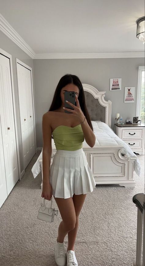 Corset And Skirt Outfits, Skater Skirt Outfit, White Skirt Outfits, Tennis Skirt Outfit, White Tennis Skirt, Cute Skirt Outfits, Chic Skirts, Cute Everyday Outfits, Cute Simple Outfits