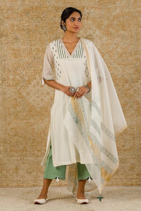 Buy White Chanderi Embroidered Pleated Kurta Set With Printed Dupatta For Women by Devnaagri Online at Aza Fashions. Block Printed Kurta, Printed Organza, Kurti Patterns, White Kurta, Printed Dupatta, Cotton Kurti Designs, Dress Design Patterns, Embroidered Bodice, Kurti Neck Designs