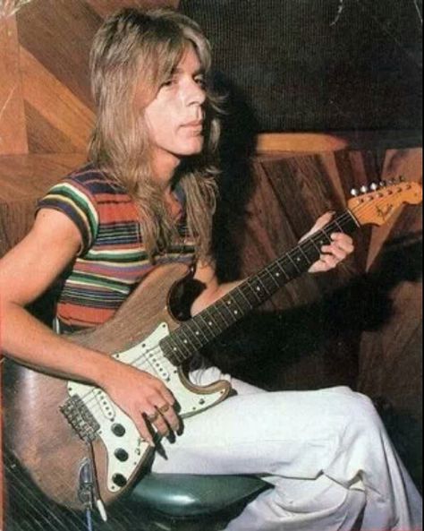 The only pic I've ever seen of Randy Rhoads with a Strat. Randy Rhodes, Metal Horns, Fender Strat, Best Guitarist, Easy Guitar, Guitar Tips, Guitar Hero, Ozzy Osbourne, Fender Stratocaster