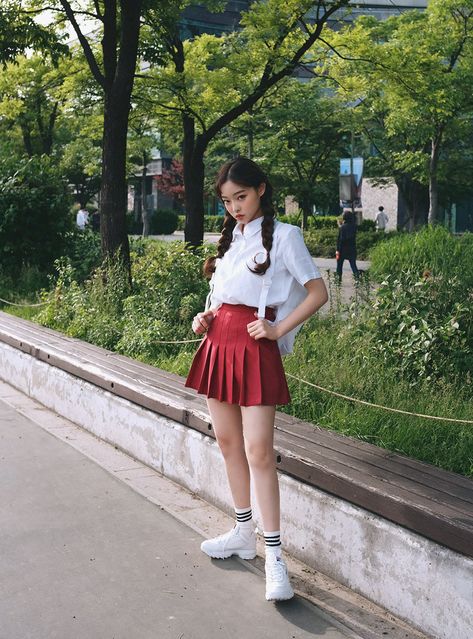 ⭐️PB⭐️ Red Tennis Skirt, Tennis Outfit Cute, Moda Ulzzang, Simple Braids, Tennis Skirt Outfits, Tennis Skirt Outfit, Pleated Tennis Skirt, Tennis Fashion, Red Fits