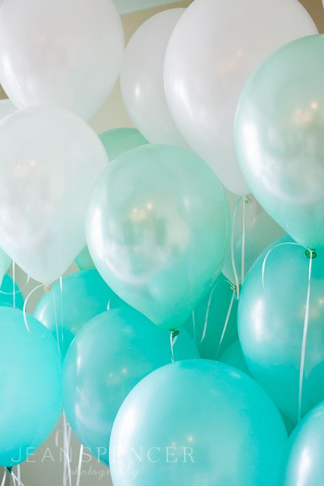 Tiffany's blue ombre balloons | See the full shoot on http://www.jeanspencerphoto.com/blog/..... photography by Jean Spencer Color Calipso, Tiffany Birthday, Tiffany Theme, Deco Ballon, Tiffany Party, Birthday Party Photography, Tiffany Blue Wedding, Azul Tiffany, Blue Party