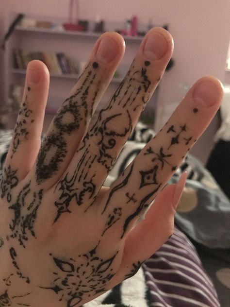 Scary Finger Tattoos, Thick Finger Tattoo, Tattoo Cool Ideas, Hand Tattoo Symbols, Men Hand Tattoos Ideas Unique, White Hand Tattoo, Art Hand Tattoos, Cryptic Tattoos, Simulation Tattoo