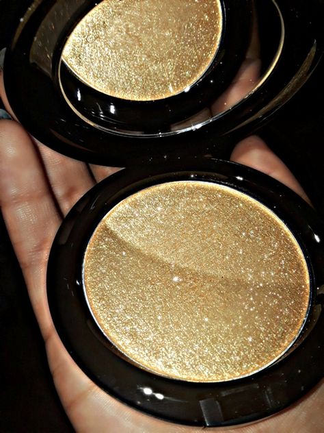 Mac Dazzel Gold Highlighter💖 Makeup Products Highlighters, Gold Highlighter Makeup, Highlighter Aesthetic, Skin Highlighter, Gold Highlighter, Gold Skin, Makeup Highlighter, Bday Gifts, Gold Eyeshadow