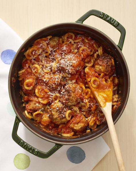 Recipe: One-Pot Meatballs & Pasta Os — Quick & Easy Weeknight Dinners Easy Oven Recipes, Resep Pasta, Sauce Spaghetti, Best Dutch Oven, Meatball Pasta, One Pot Dinners, Dutch Oven Cooking, Dutch Oven Recipes, Hash Brown