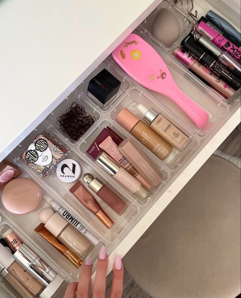 Inside Vanity Drawers, Makeup Vanity Inspo Aesthetic, Makeup And Skincare Organization Drawer, Vanity Ideas Drawers, Aesthetic Makeup Drawer, Pink Aesthetic Vanity, Makeup Asthetic Vanity, Makeup In Vanity, Makeup Vanity Organization Ideas Bedroom