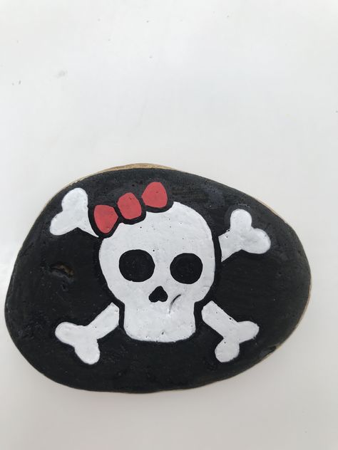 Pirate Rock Painting, Graffiti Monsters, Pirate Rock, Painted Seashells, Shell Painting, Summer Cake, Cross Bones, Painted Rocks Diy, Painted Shells