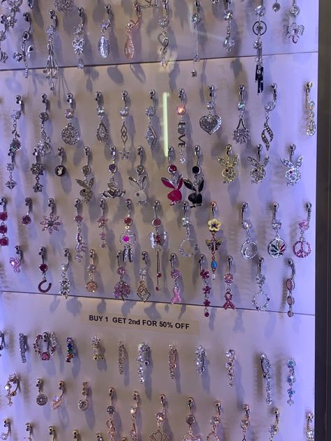 Belly Button Piercing Hello Kitty, Belly Button Piercing Long, Belly Percinings, Y2k Belly Button Piercing, Pretty Belly Button Piercings, Types Of Body Piercings, Belly Jewellery, Belly Button Piercing Cute, Cute Belly Rings