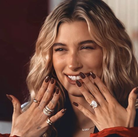 Nails Hailey Bieber, Hayley Bieber, Bee Nails, Natural Nail Art, Celebrity Nails, Day Makeup, Pretty Acrylic Nails, Minimalist Nails, Hailey Bieber