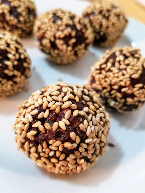 Tahini Balls Energy Bites, Tahini Date Balls, Tahini Date, Chocolate Tahini, Date Balls, Tahini Recipe, Vegan Tips, Protein Balls Recipes, Super Snacks