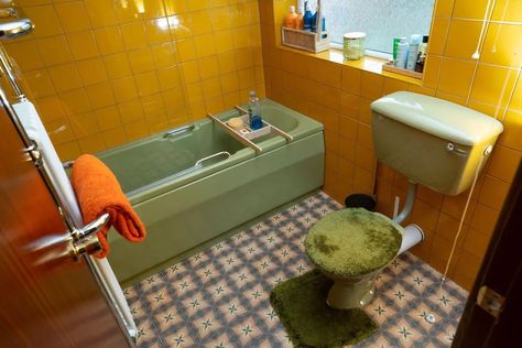 'I spent £20,000 transforming my home into a retro 70s time capsule - including avocado bathroom' - Bristol Live Avocado Bathroom, Avocado Bathroom Suite, 70s Bathroom, Flying Ducks, Retro Bed, Carpet Fitting, Book Of Job, Bathroom Suite, Beauty Box Subscriptions