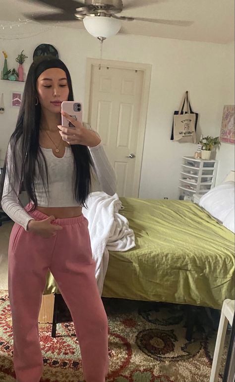 Pink Sweatpants Outfit Aesthetic, Pink Nike Sweatpants Outfit, Pink Sweat Pants Outfits, How To Style Pink Sweatpants, Rosa Sweatpants Outfit, Sweatpants Outfit Pink, Style Pink Sweatpants, Colored Sweatpants Outfit, Outfits With Pink Sweatpants