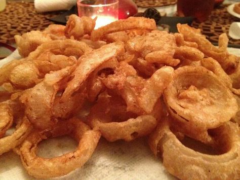 Beer battered onion rings Cheddar Chips, Onion Rings Recipe, Elderberry Recipes, Copykat Recipes, Texas Roadhouse, Onion Recipes, Cooking Inspiration, Onion Rings, Restaurant Recipes