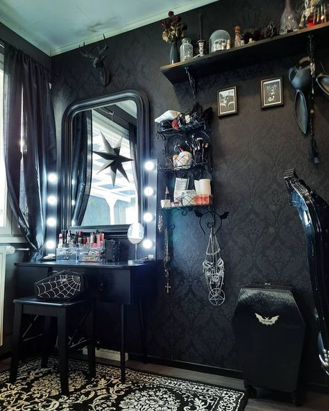 Goth Makeup Room, Goth Hair Salon, Goth Vanity, Alt Bedroom, Gothic Bedrooms, Casa Rock, Glam Bedroom Ideas, Alt Room, Salon Aesthetic