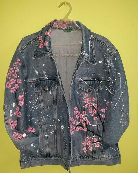 Denim Jacket Painted, Denim Jacket Diy Paint, Denim Painting, Customized Denim, Painted Jean Jacket, Jean Jacket Diy, Embroidery Jeans Diy, Diy Fashion No Sew, Customised Denim Jacket