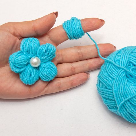 Woolen Flower Making, Woolen Flower, Yarn Flowers, Thick Thread, Flower Craft, Hand Bracelet, Small Baby, Flower Tutorial, Flower Crafts