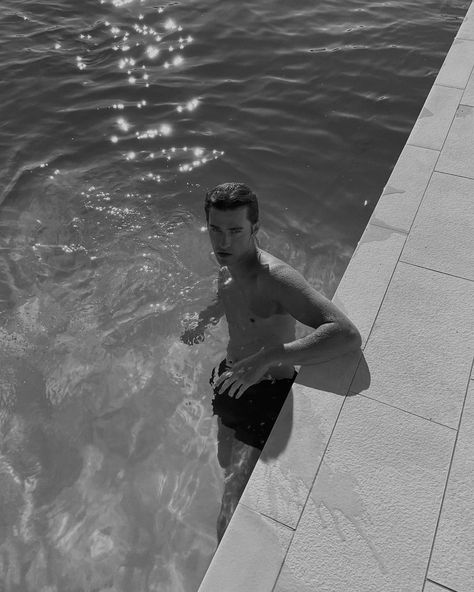 Pool Poses, Swimming Pool Photos, Pool Boy, Black Men Fashion Casual, Pool Picture, Pool Fashion, Men Photography, Pool Photos, Boy Poses