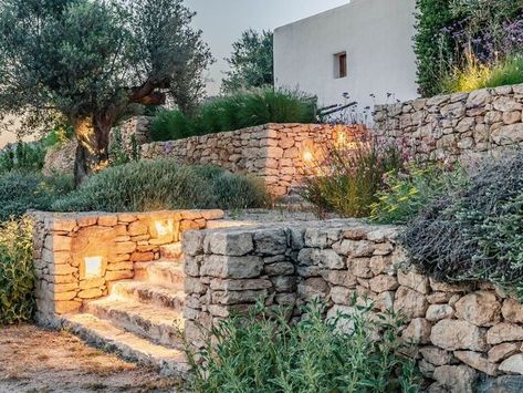 Italian Garden Design, Landscape Design Architecture, Stone Walls Garden, Mediterranean Garden Design, Case In Pietra, Side Yard Landscaping, Stone Landscaping, Garden Stairs, Landscaping Inspiration