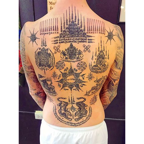 School Tattoo Ideas, Muay Thai Tattoo, Traditional Thai Tattoo, Yantra Tattoo, Khmer Tattoo, Buddhist Tattoo, Thailand Tattoo, Sak Yant Tattoo, Cross Tattoos