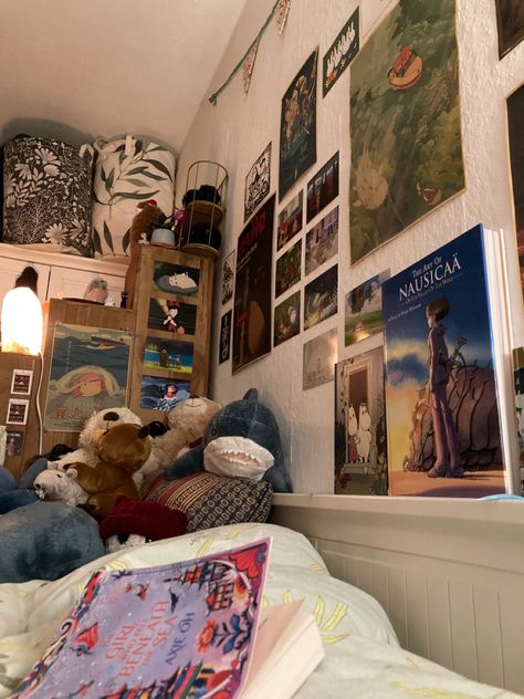 Studio Ghibli Bedroom Aesthetic, Moomin Books, Posters On Wall Bedroom, Room Vibes, Bedroom Ideas Aesthetic, Dorm Inspo, Aesthetic Cozy, Dorm Ideas, Room Stuff