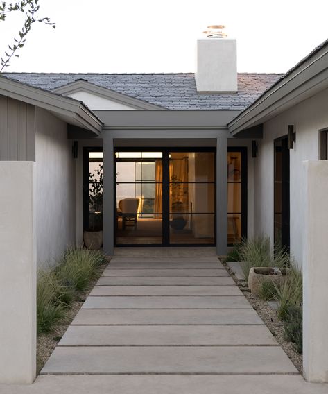 Jenni Kayne Ranch, California Ranch Style Homes, Exterior Stucco, Bali Style Home, Modern Ranch House, Mid Century Exterior, Chelsea Gray, California Ranch, Mid Century Ranch