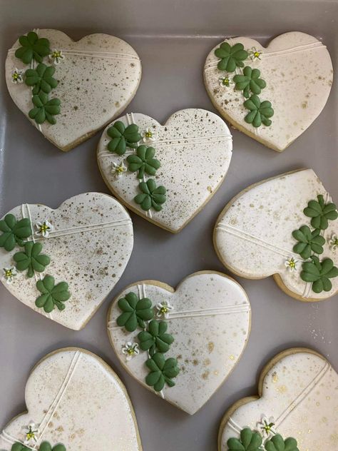 St Patricks Day Cookies, Shamrock Cookies, St Patrick's Day Cookies, St Patrick Day Treats, Royal Icing Sugar, Royal Iced Cookies, Cookie Decorating Party, Sugar Cookie Royal Icing, Sugar Cookie Ideas