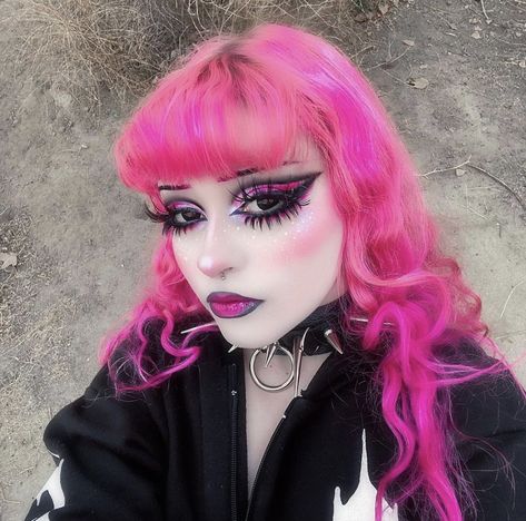 Colorful Goth Makeup, Pink Goth Makeup, Perky Goth, Trad Goth Makeup, Alternative Girl, Purple Goth, Pink Goth, Tools Drawing, Goth Subculture