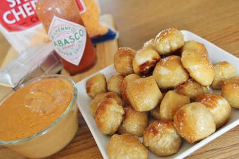 Cheese Dipping Sauce, Bread Garlic, Soft Pretzel Bites, Best Bread Machine, Bread Banana, Recipes Banana, Bread Puddings, Bread Maker Recipes, Homemade Breads