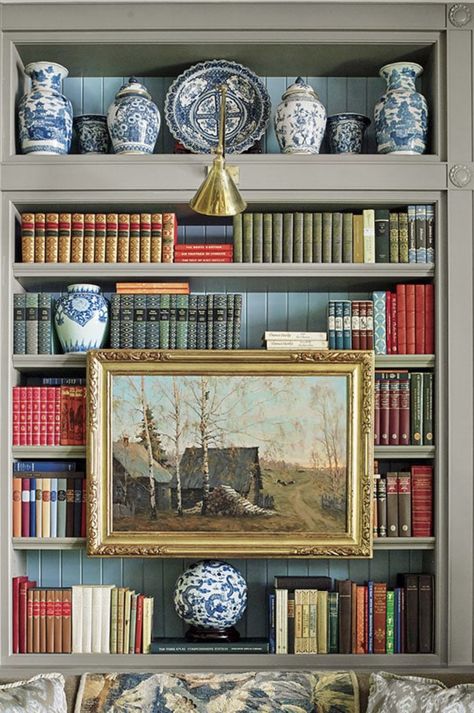 Traditional Shelf Decor, Traditional Bookshelf Styling, Decorating Bookcases, Bookshelves Styling, English Country Decor Living Room, Style Bookshelves, Styling A Bookcase, English Cottage Interiors, Snug Room