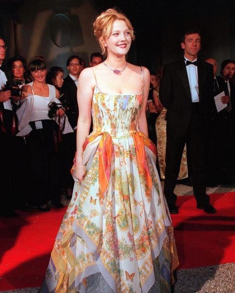 𝚗𝚘𝚜𝚝𝚊𝚕𝚐𝚒𝚌 𝚜𝚌𝚎𝚗𝚎𝚜 on Instagram: “I’m in love with this Drew Barrymore dress from an EverAfter gala in Florence in 1998 ... like really really in love.” Mode Hippie, Drew Barrymore, Beautiful Gowns, Fancy Dresses, A Dress, Costume Design, Dream Dress, Ever After, 90s Fashion