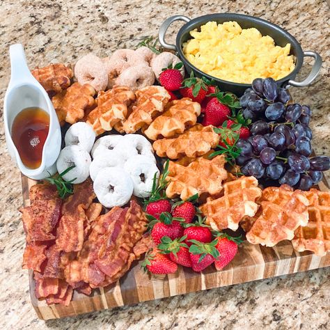 Donut Charcuterie Board, Sharkcoochie Boards, Charcuterie Board Brunch, Donut Brunch, Waffle Charcuterie Board, Charcuterie Board Breakfast, Theme Charcuterie Board, Charcuterie Breakfast, Brunch Charcuterie Board