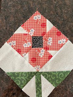 Easy Flower Quilt Block Free Pattern, Quilt Flower Blocks, Poppy Quilt Block, Pieced Flower Quilt Blocks, Flower Quilts Patterns, Free Flower Quilt Block Patterns, Poppy Quilt Pattern, Flower Quilt Patterns Free, Table Runners Free Patterns