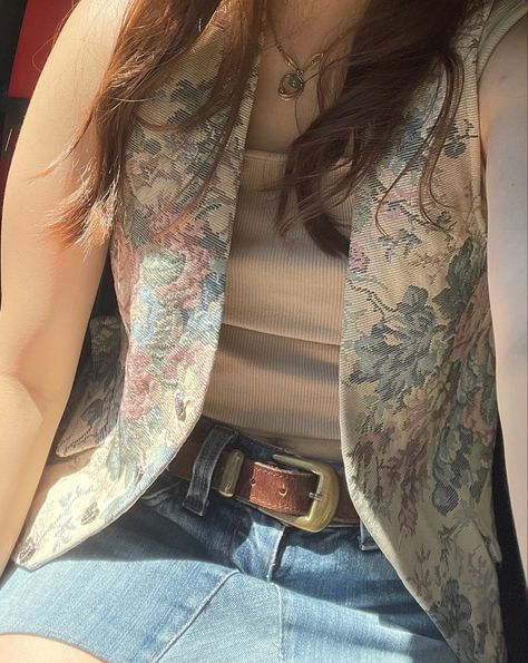 outfit inspo vests floral demin skirt belts aesthetic layers style Skirt Belts, Jean Vest Outfit, Jean Vest Outfits, Belts Aesthetic, Denim Vest Outfit, Jean Vest, Floral Denim, Layer Style, Skirt Belt