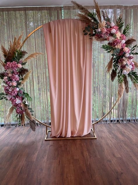 Fairy Light Backdrops, Hiasan Perkahwinan, Wedding Backdrop Ideas, Boxwood Hedge, Decoration Evenementielle, Wedding Decorations On A Budget, Diy Wedding Backdrop, Wedding Backdrop Design, Wedding Backdrop Decorations